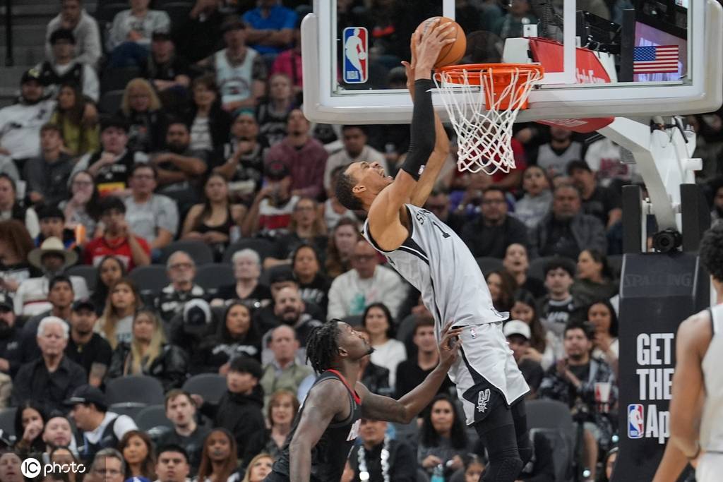 文班亚马29分杜兰特23分 马刺狂胜火箭